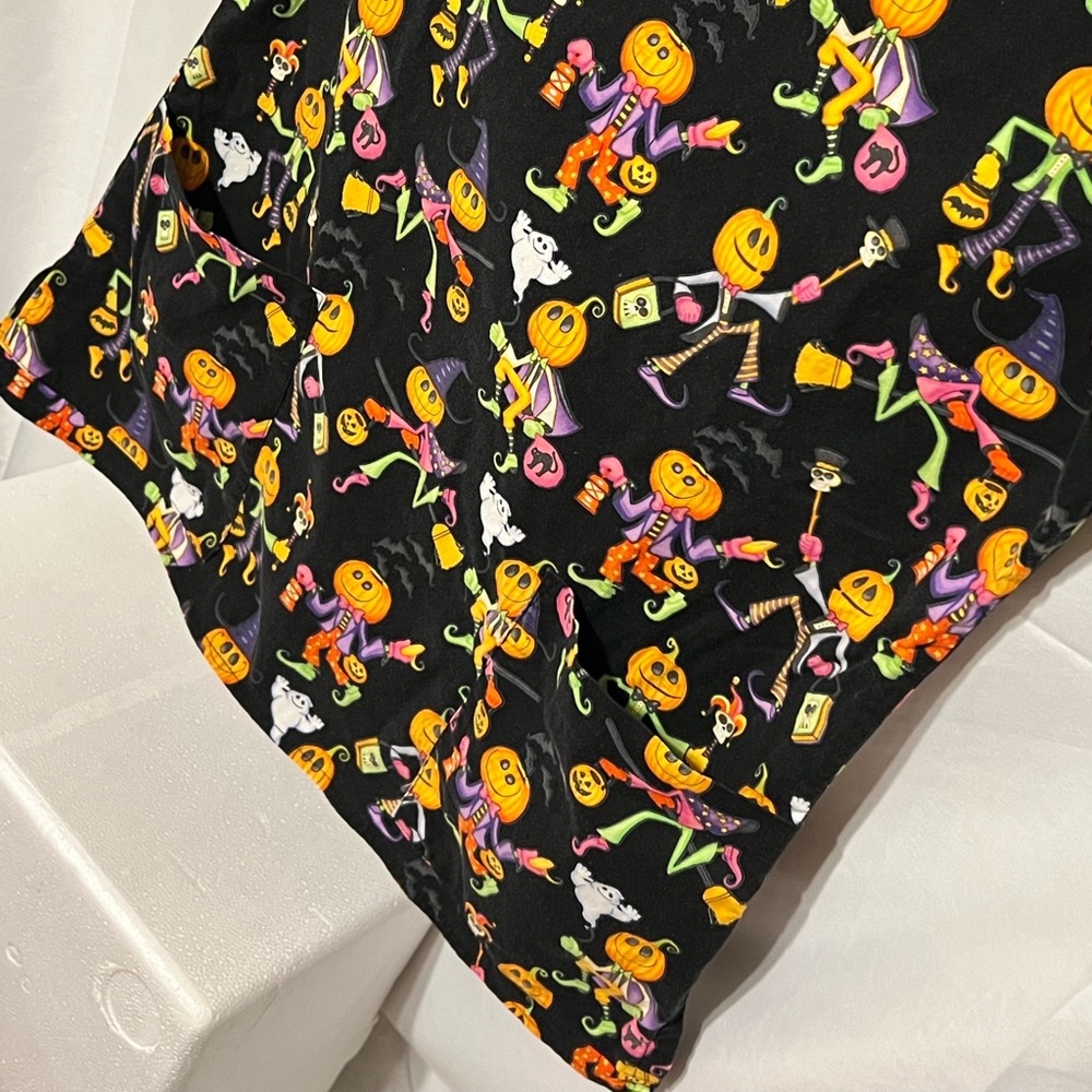 Sz M Halloween Ghost Pumpkin Trick or Treaters scrub top - Picture 8 of 12